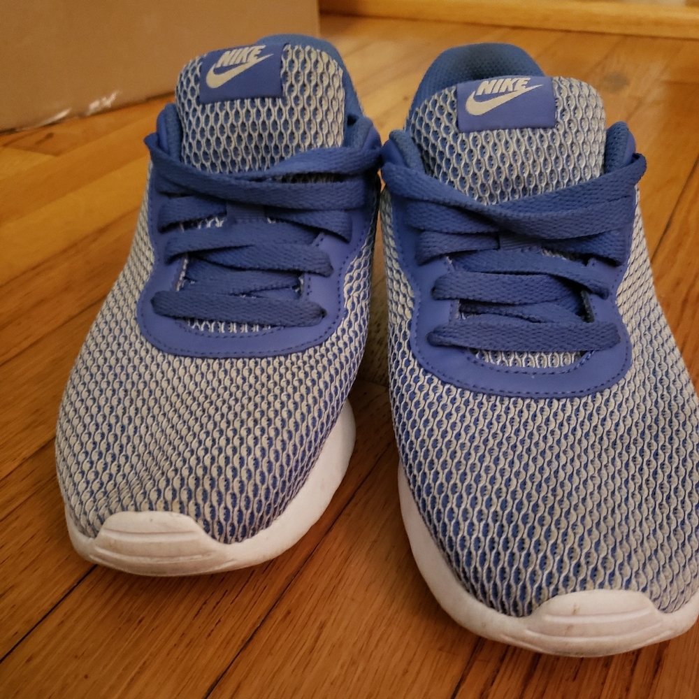 women's blue and white Nike shoes